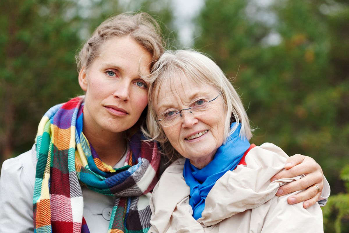 En yngre och en äldre kvinna håller om varandra.