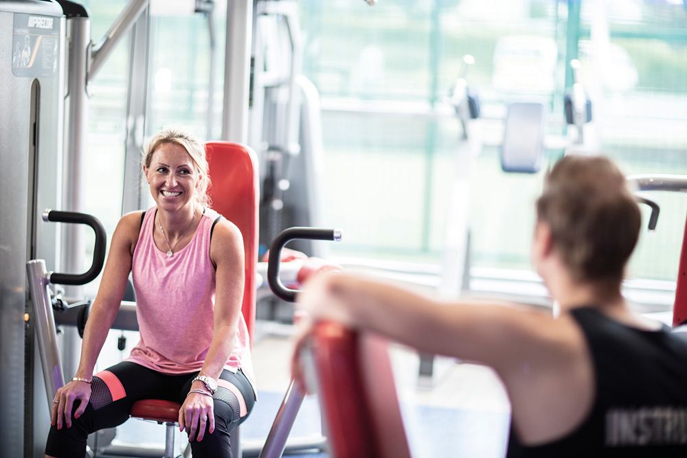 Två personer på gym.