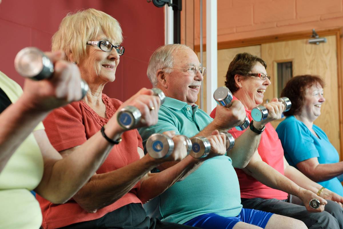 Äldre personer gymnastiserar med hantlar.